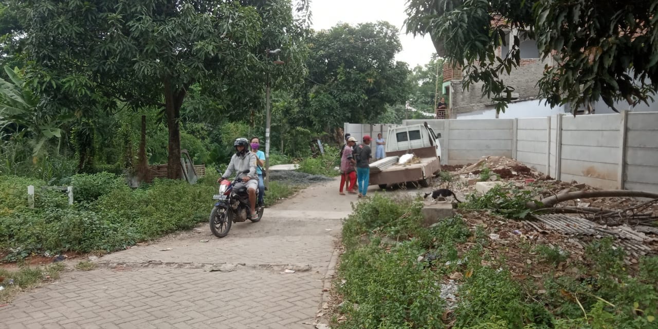 Warga Geruduk Kelurahan Panunggangan Tuntut Akses Jalan Tak Ditutup