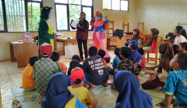 Patron Foundation dan Fino Badut Hibur Anak-Anak Di Taman Baca Cerdas