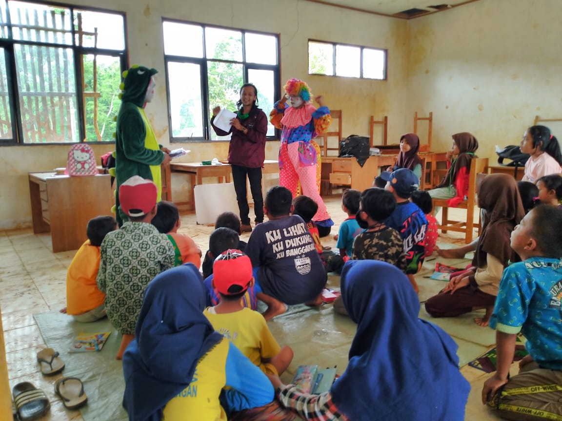 Patron Foundation dan Fino Badut Hibur Anak-Anak Di Taman Baca Cerdas